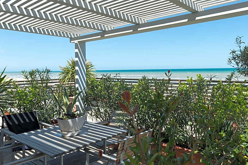 Kiss Beachfront Hotel & Restaurant