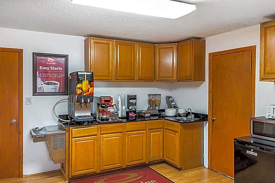 Econo Lodge Inn & Suites