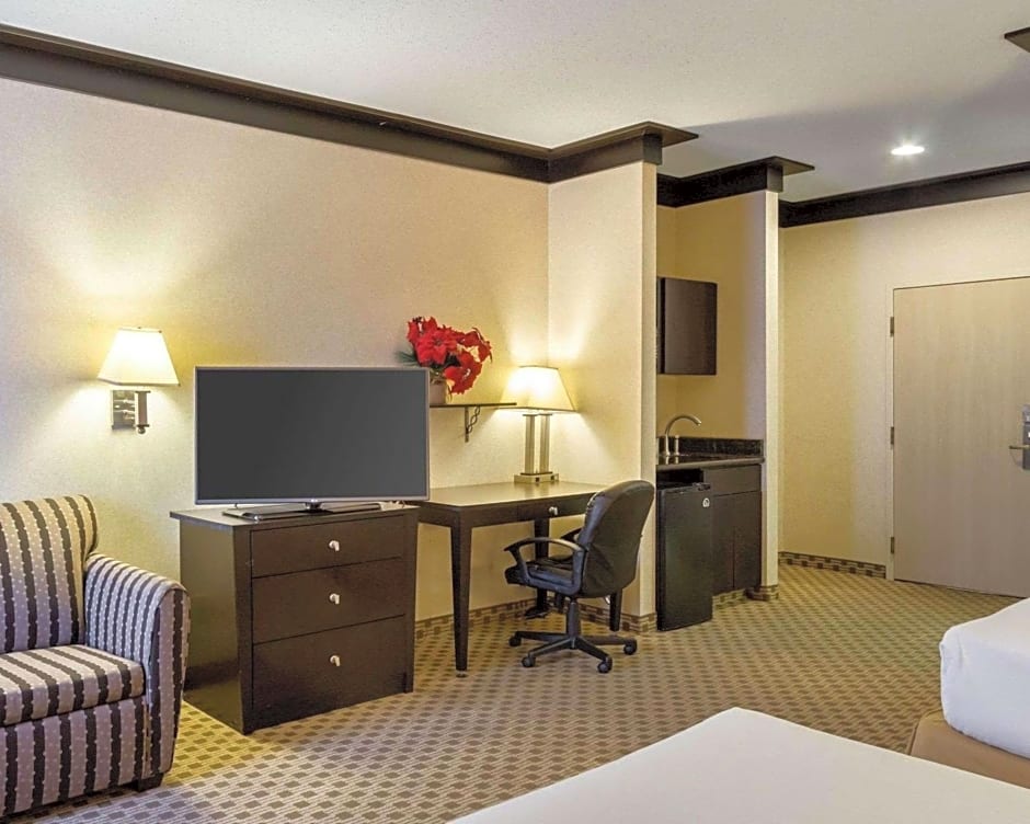 Quality Inn & Suites Oakwood Village - Cleveland South