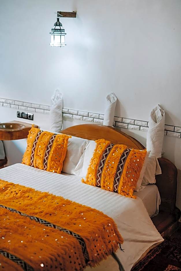Hotel Babylon Dades