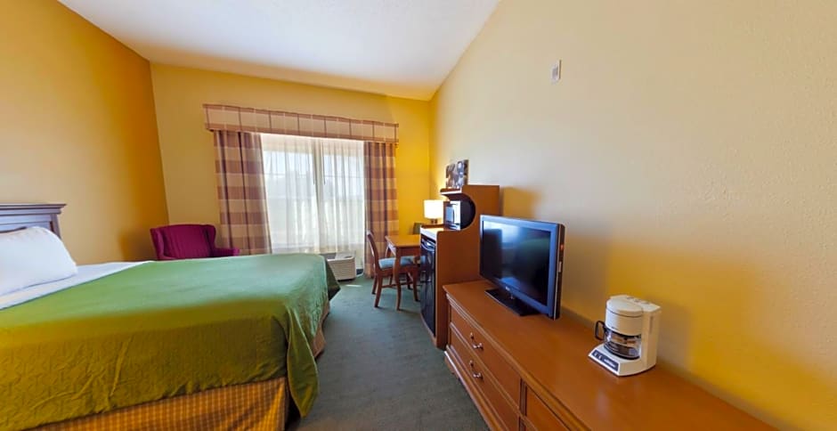 Country Inn & Suites by Radisson, Salina, KS