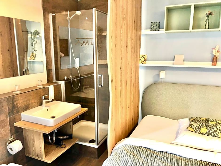 R & J Hotel