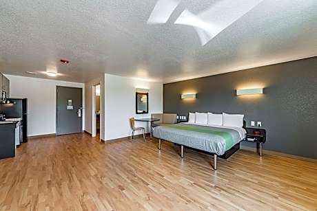 Deluxe King Room - Non-Smoking