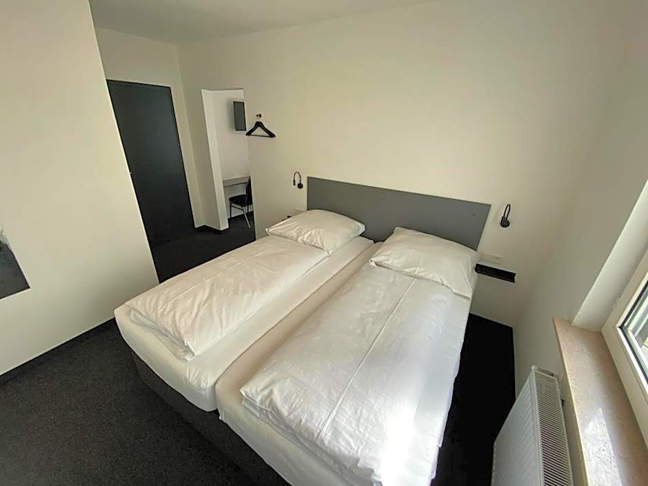 Zzzimple - Self Check In & Free Parking