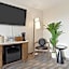 456 Embarcadero Inn & Suites