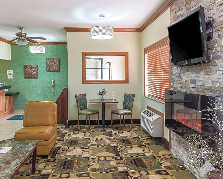 Quality Inn at Collins Road - Cedar Rapids