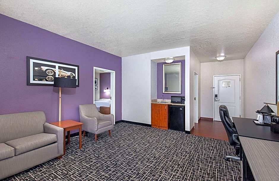 La Quinta Inn & Suites by Wyndham Bowling Green