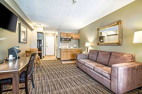 Queen Suite with Sofa-bed - Non-Smoking