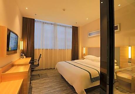 Stand Queen Room