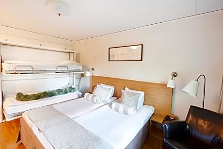 Family Room (2 Adults + 2 Children)