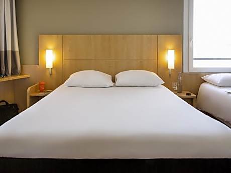 Standard Room with 1 Double and 1 Single Bed