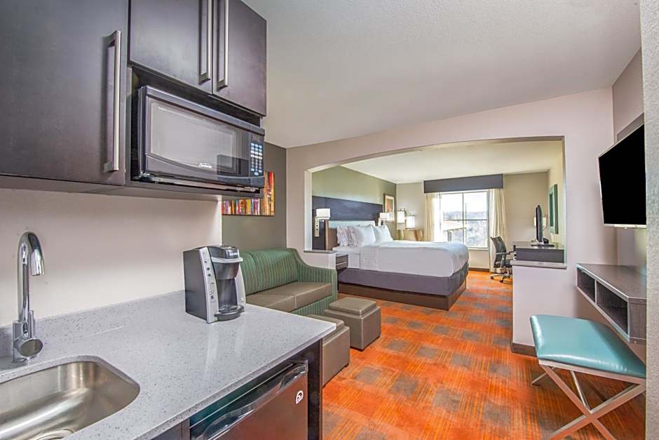 Holiday Inn Express & Suites Shawnee-Kansas City West By IHG