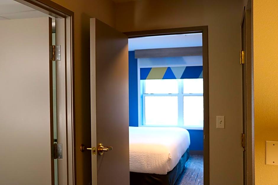 Holiday Inn Express & Suites Marquette By IHG
