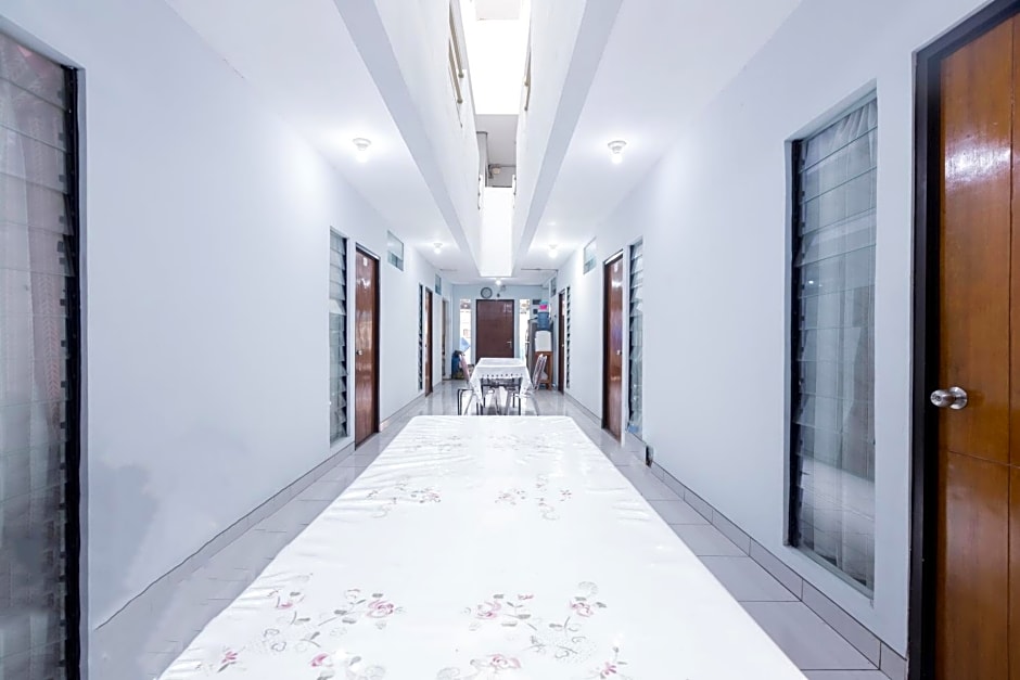 Super OYO 1516 Cemara Gading Syariah