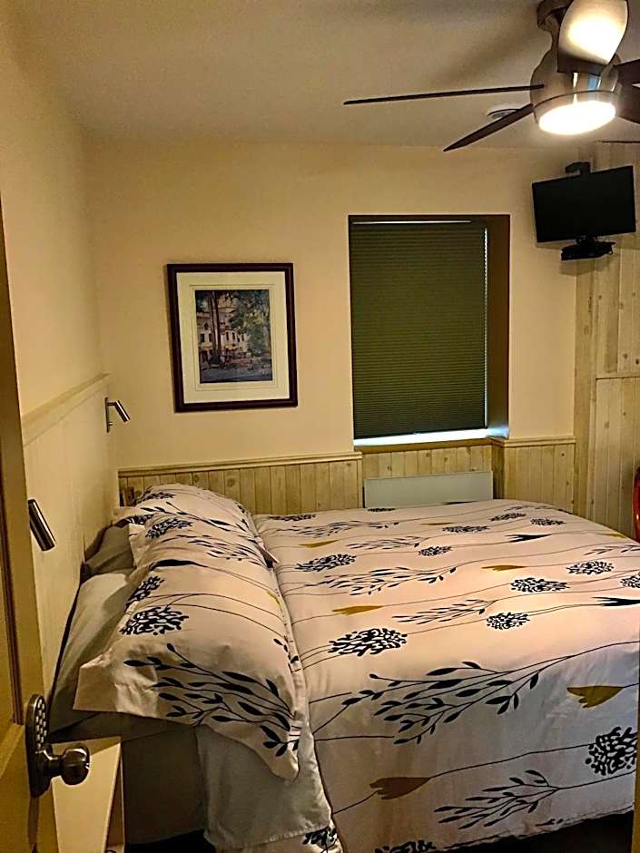 Photo 1 of 9 of Double Room