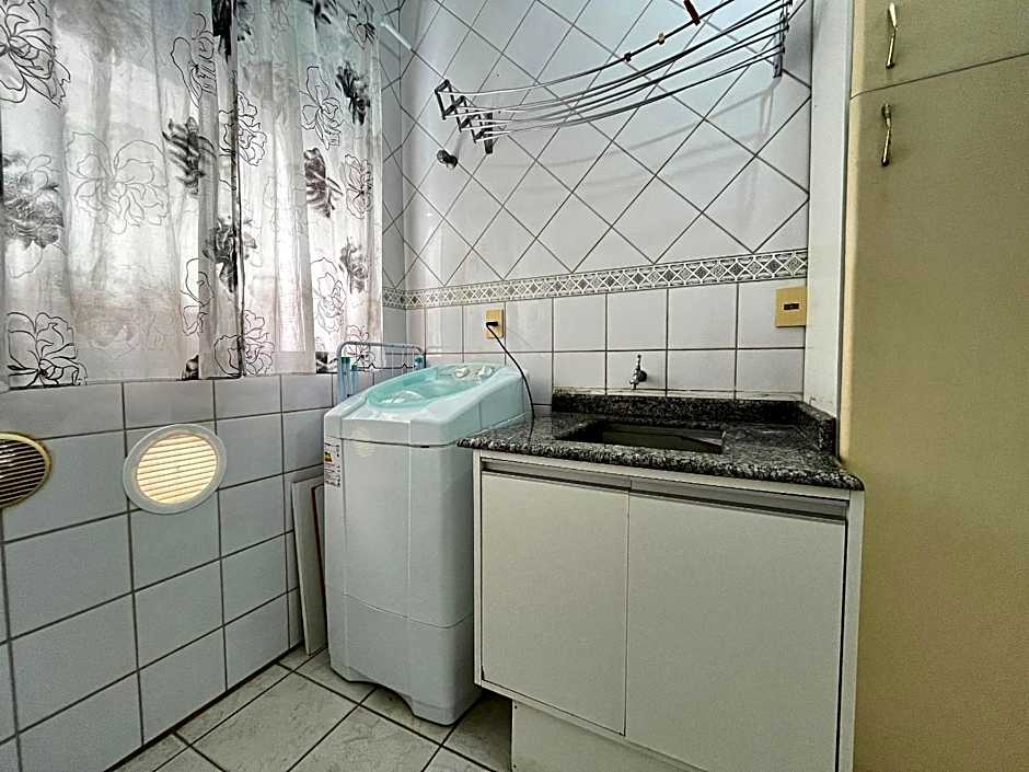 B481 Apto 3 quartos frente para avenida 8 pessoas