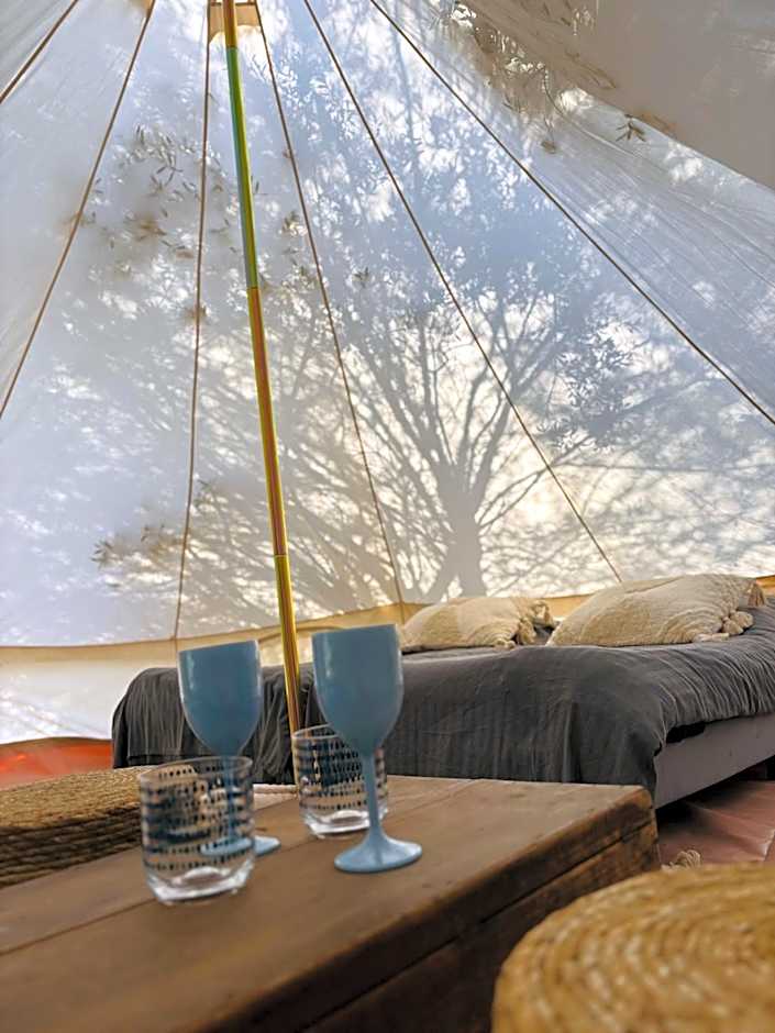 Locations insolites "vie en plein air" cabane et tipi Bastide Bellugue maison d'hôtes reseau Bienvenue à la ferme à 3 mn de lourmarin