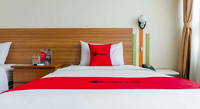 RedDoorz Plus @ Surapati 2