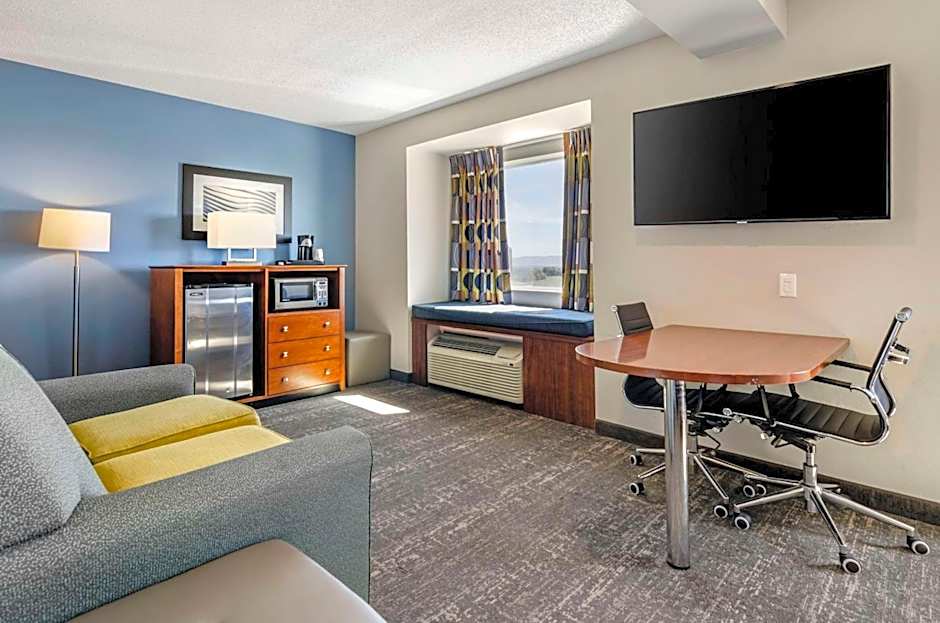 Clarion Pointe Staunton East