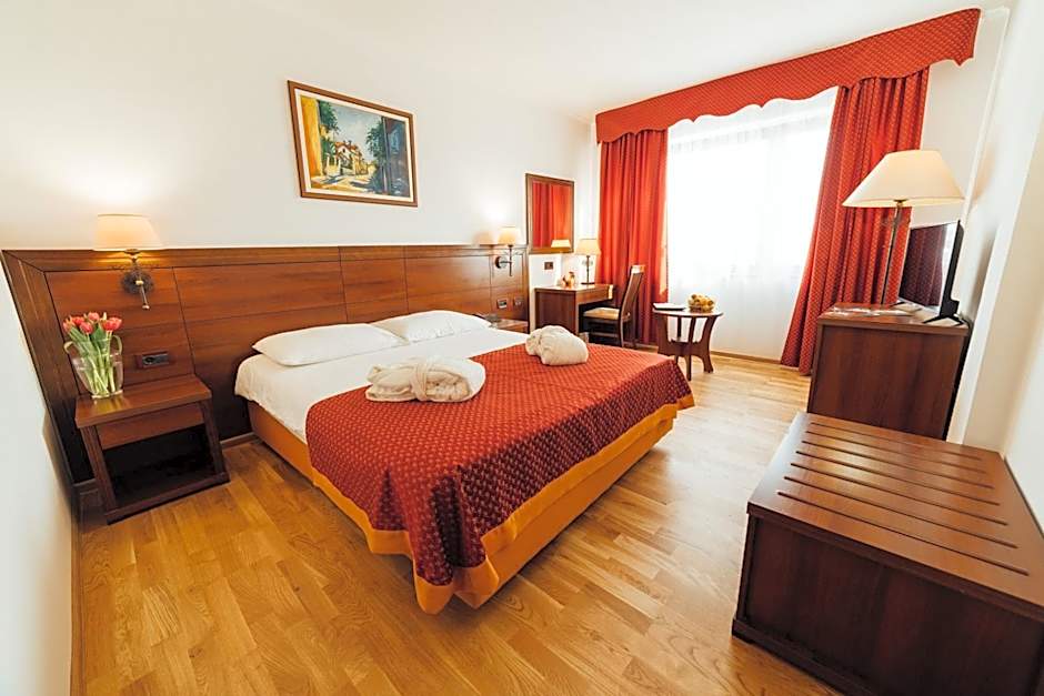 Photo 1 of 4 of Double Room
