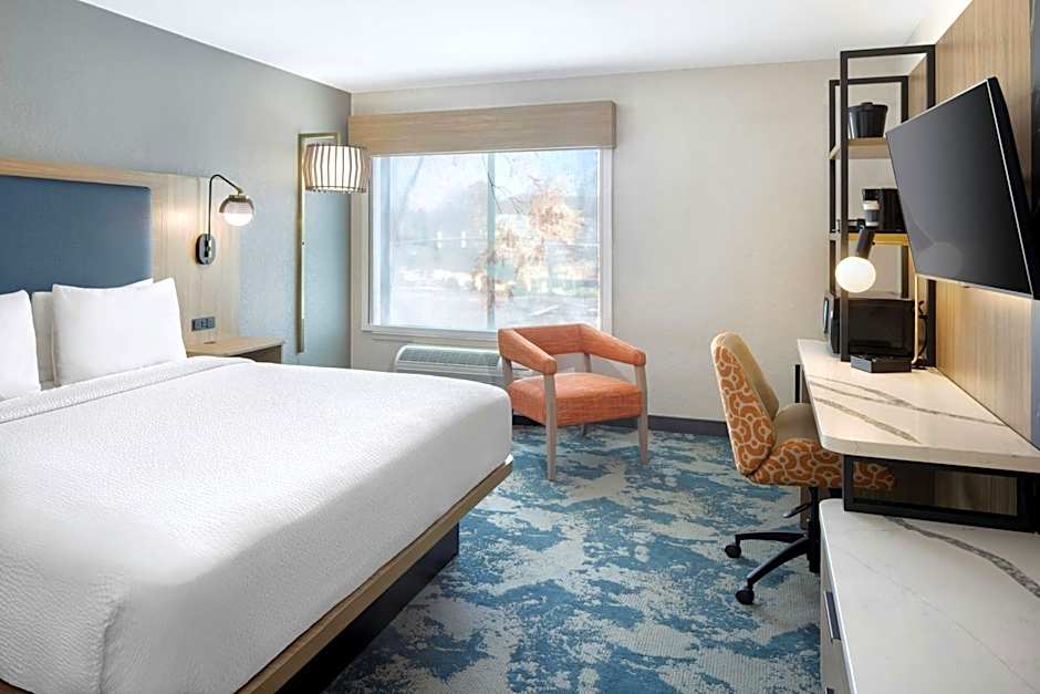 Photo 1 of 2 of 1 King Bed, Hearing/Mobility Accessible, Bathtub