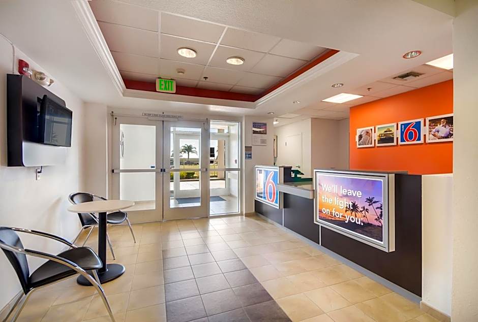 Howard Johnson by Wyndham Lemoore