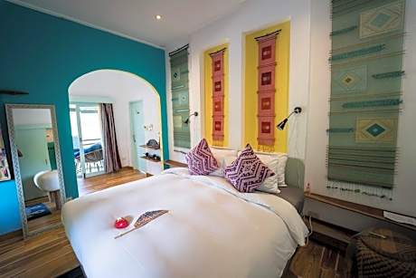 Tai Mouang mini suite with river view