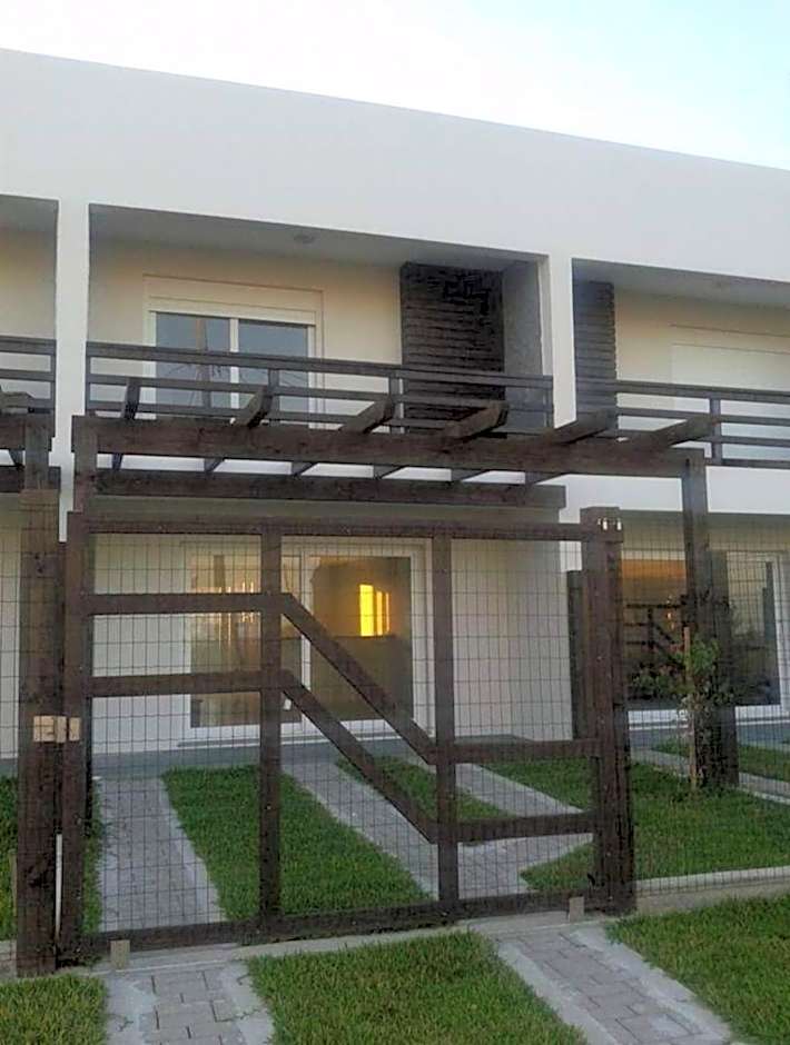 Sobrados com suíte e sacada vista ao mar