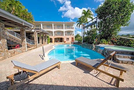 Lazy Parrot Inn & Mini Resort