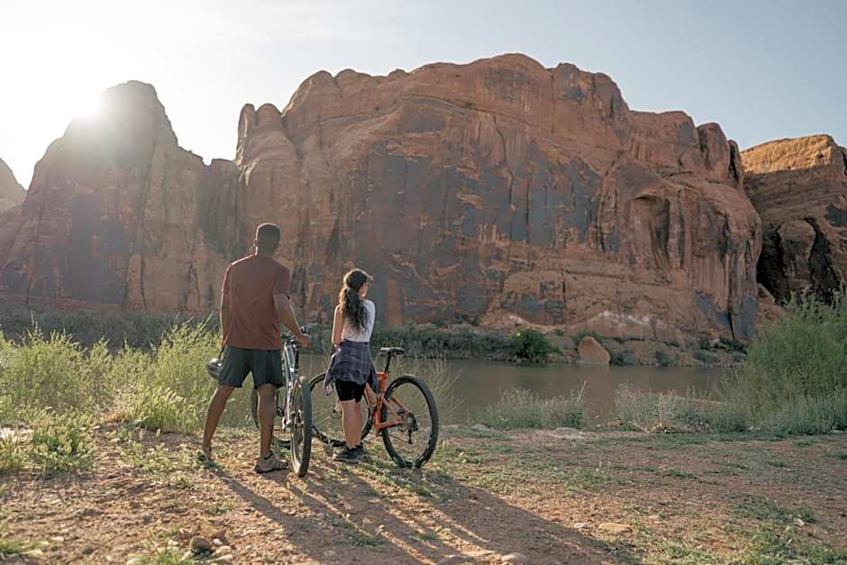 Slackline Moab, Outset Collection by Hilton