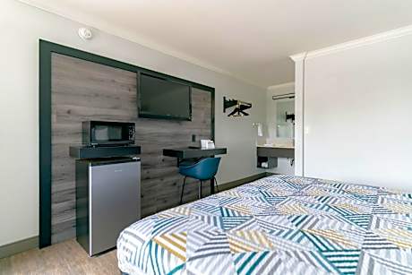 King Room with Roll-In Shower - Disability Access
