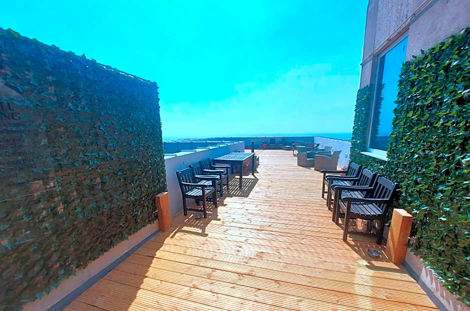 Admiralty Hotel & Restaurant