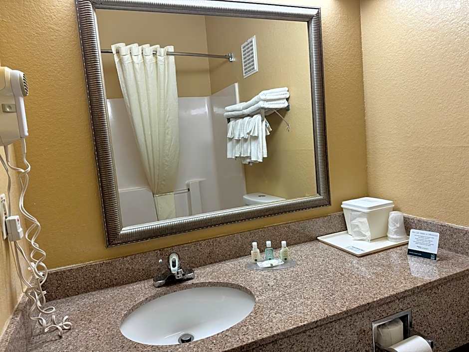 Quality Inn & Suites Eau Claire University Area