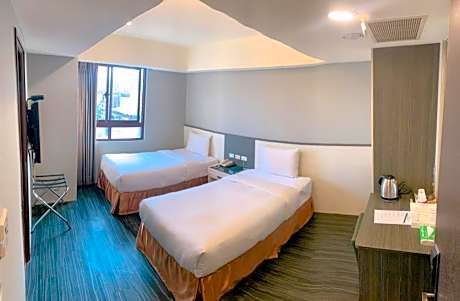 Economy Quadruple Room (Noise Tolerance Required)