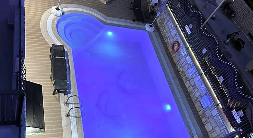 WB WEEKEND HOTEL AND SUITES