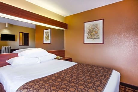 1 Queen Bed Mobility Accessible Room Non-Smoking