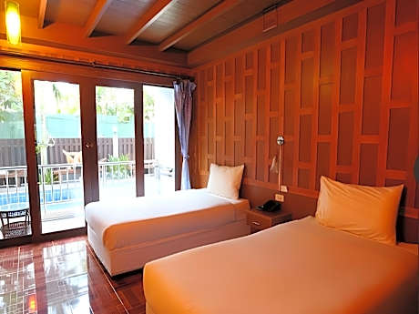 Deluxe Pool Access- Twin bed