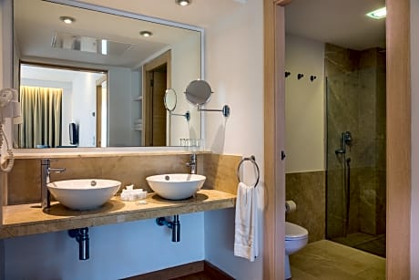 ONE BEDROOM SUITE PRIVATE POOL 3 ADULTS + 1 CHILD