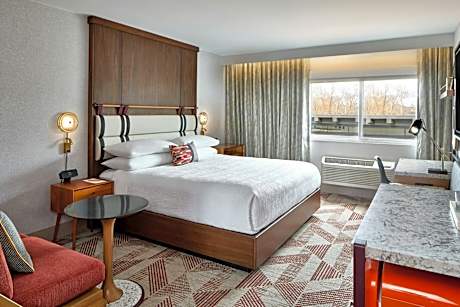 King Room with Roll-In Shower - Mobility Accessible