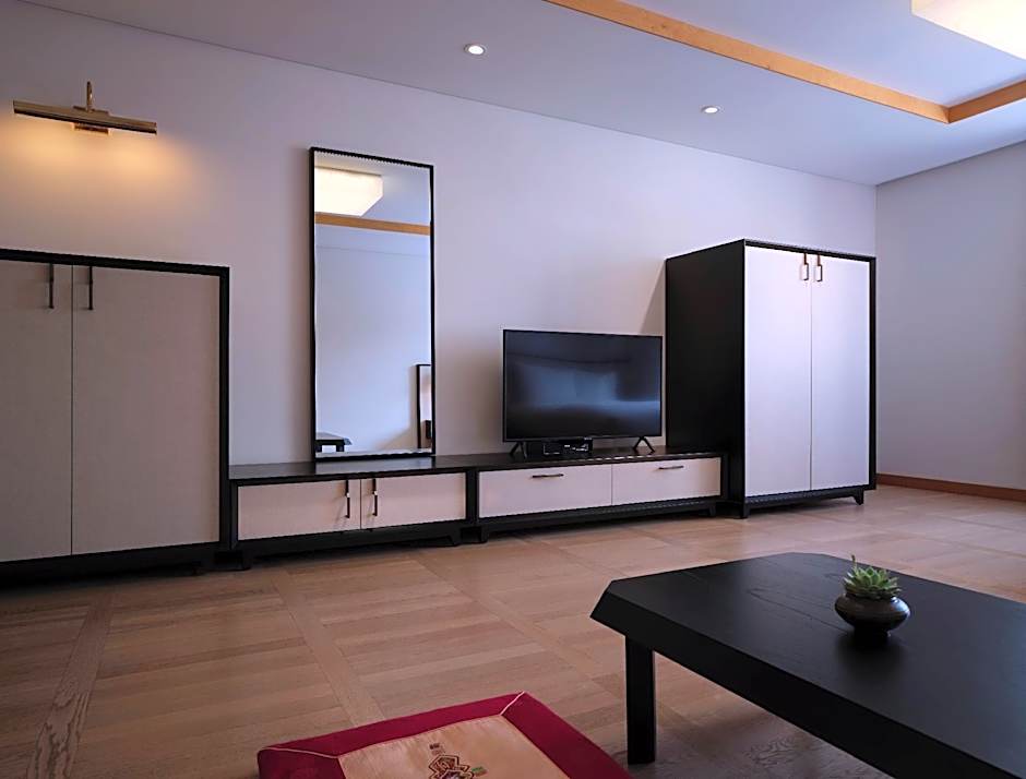 Photo 1 of 5 of Ondol Room