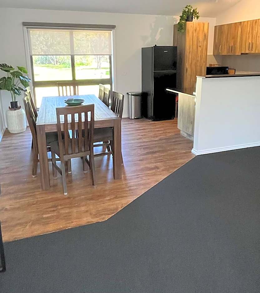 Mountain View Motor Inn & Holiday Lodges