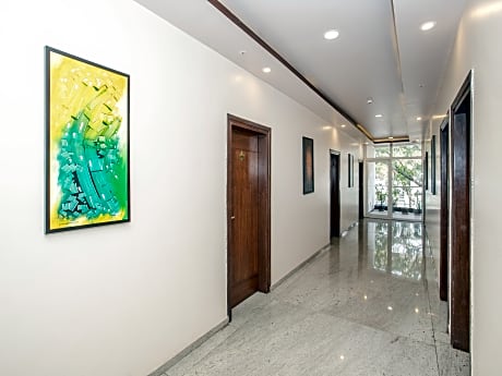 OYO 490 Hotel Compact Maple Leaf