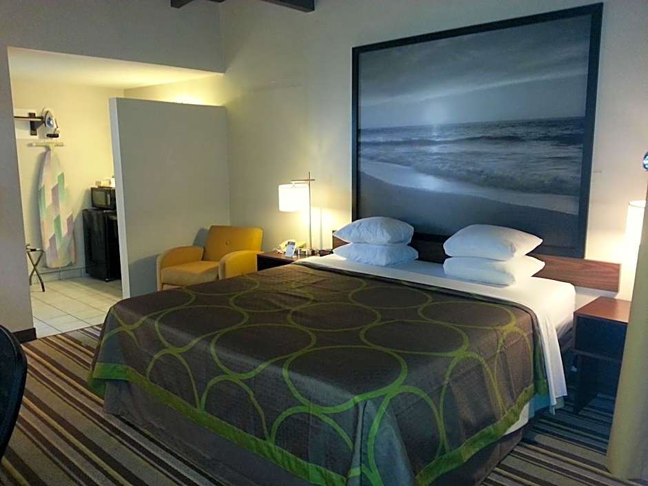 Super 8 by Wyndham Los Angeles-Culver City Area