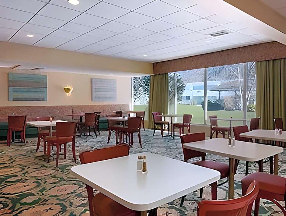 Red Carpet Inn & Suites