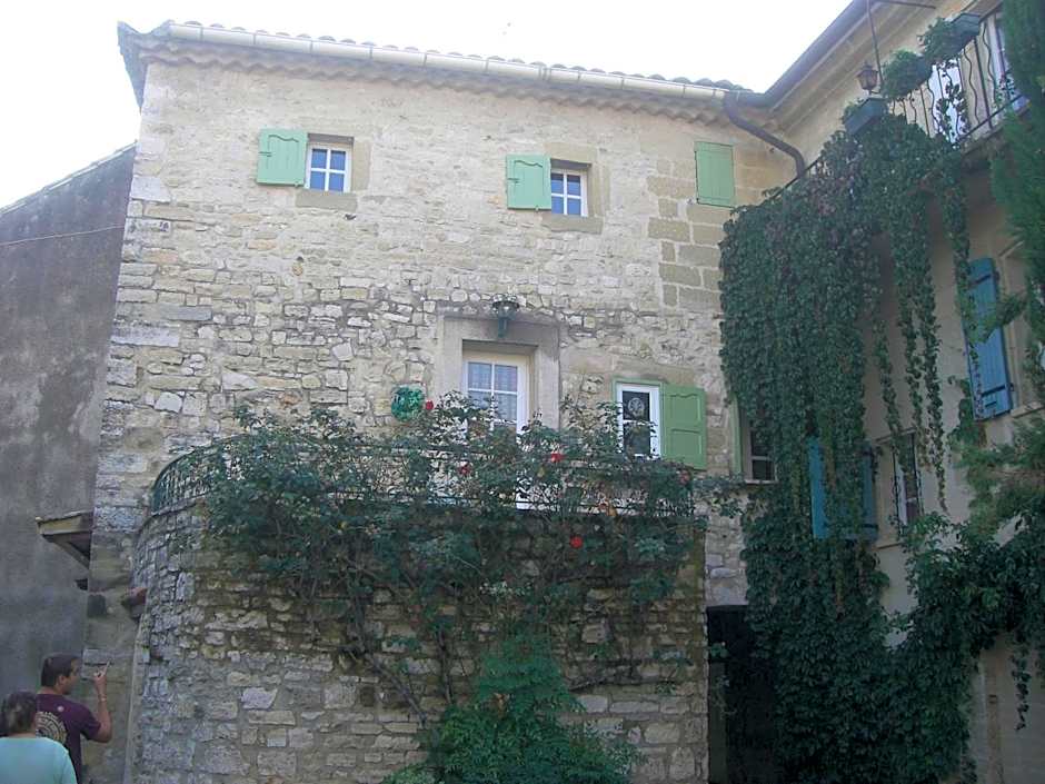CHAMBRE D HOTES à 4 KMS D UZES " Chez Nadou "