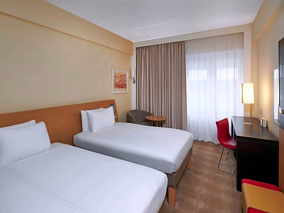 Novotel London West