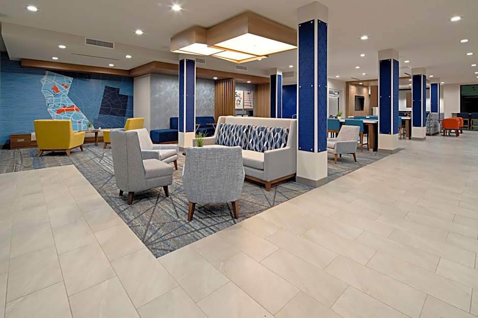 Holiday Inn Express and Suites Valencia - Santa Clarita By IHG