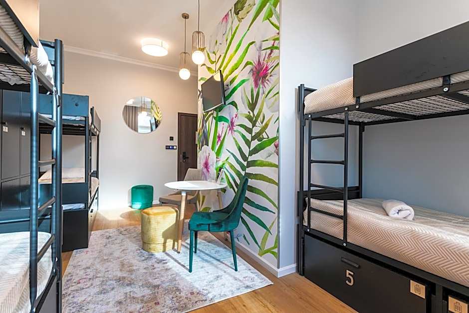 Forrest Apartments & Hostel