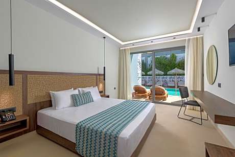 Swim-up Double Room with Pool View, Shared Pool and Terrace