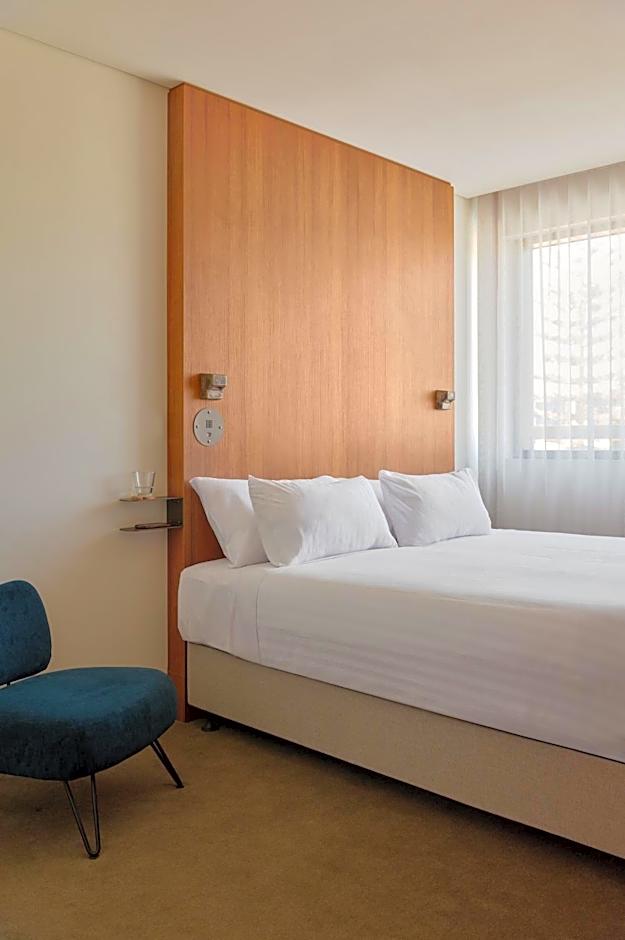 Garde and Warders Hotel